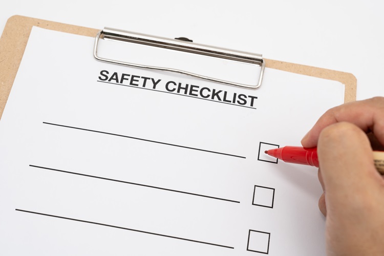 Sicherheitsaudit und Risikoprüfung Checklistenformular auf weißem Hintergrund mit rotem Stift.